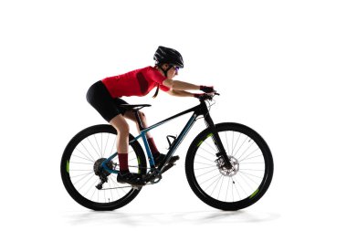 Motosikletli profesyonel bisiklet sporcusu beyaz arka planda izole edilmiş..