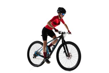 Motosikletli profesyonel bisiklet sporcusu beyaz arka planda izole edilmiş..