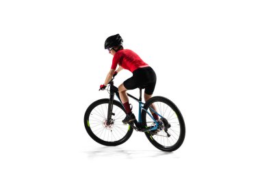 Motosikletli profesyonel bisiklet sporcusu beyaz arka planda izole edilmiş..