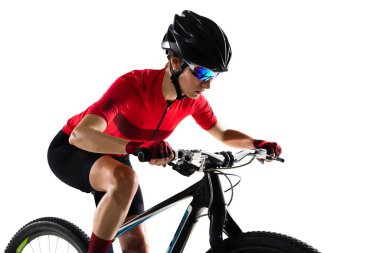 Motosikletli profesyonel kadın bisikletçi beyaz arka planda izole edilmiş.