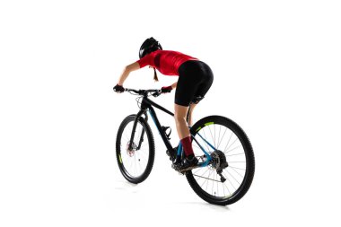 Motosikletli profesyonel bisiklet sporcusu beyaz arka planda izole edilmiş..