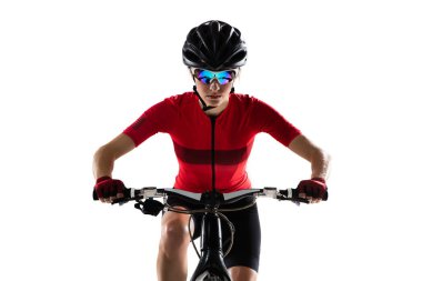 Beyaz arka planda motosikletli yakın plan profesyonel bayan bisikletçi..