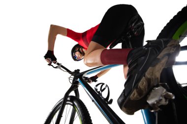 Motosikletli profesyonel kadın bisikletçi beyaz arka planda izole edilmiş.