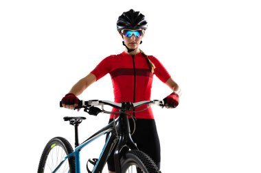 Bisikletli profesyonel bayan bisikletçi beyaz arka planda izole edilmiş..