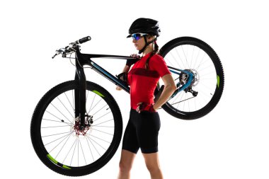 Beyaz arka plan üzerinde izole edilmiş yol bisikleti olan beyaz kadın bisikletçi.