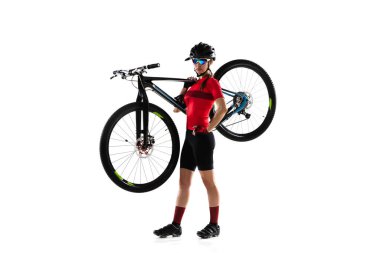 Beyaz arka planda izole edilmiş bisikleti olan beyaz profesyonel kadın bisikletçi..