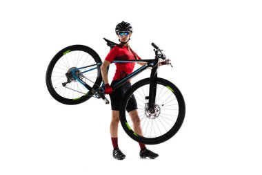 Beyaz arka planda izole edilmiş spor bisikleti olan genç profesyonel bayan bisikletçi..