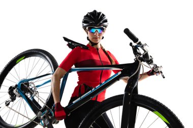 Beyaz arka planda motosikletli yakın plan profesyonel bayan bisikletçi.