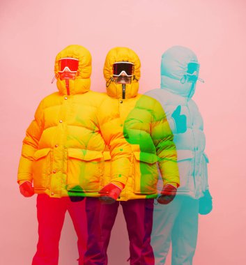 Sarı kabarık ceketli genç adam pembe arka planda izole edilmiş..