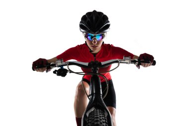 Beyaz arka planda izole edilmiş yol bisikleti süren yakın plan profesyonel bayan bisikletçi..