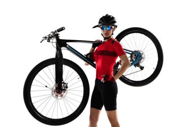 Beyaz arka plan üzerinde izole edilmiş yol bisikleti olan beyaz kadın bisikletçi.