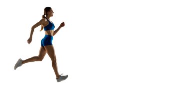 Genç bayan atlet eğitimi beyaz stüdyo geçmişinden izole edilmiş..