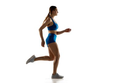 Genç bayan atlet eğitimi beyaz stüdyo geçmişinden izole edilmiş..