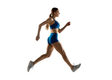 Genç bayan atlet eğitimi beyaz stüdyo geçmişinden izole edilmiş..