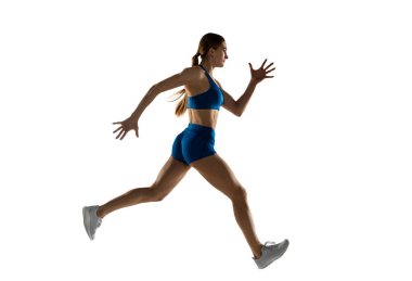 Güzel bir kadın, atlet eğitimi beyaz stüdyo arka planında izole edilmiş..