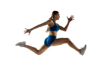 Genç bayan atlet eğitimi beyaz stüdyo geçmişinden izole edilmiş..