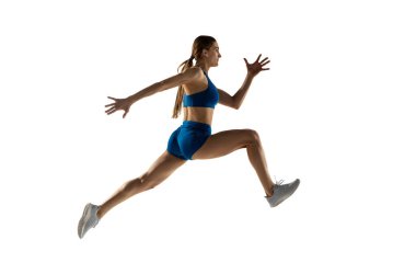 Genç bayan atlet eğitimi beyaz stüdyo geçmişinden izole edilmiş..