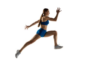 Genç bayan atlet eğitimi beyaz stüdyo geçmişinden izole edilmiş..