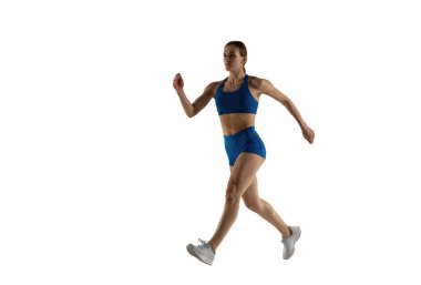 Genç bayan atlet eğitimi beyaz stüdyo geçmişinden izole edilmiş..