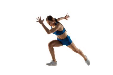 Güzel bir kadın, atlet eğitimi beyaz stüdyo arka planında izole edilmiş..