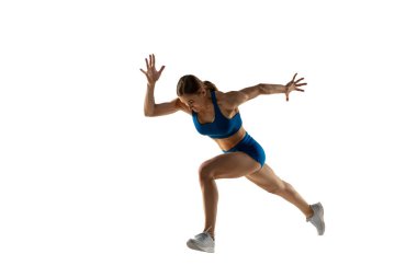 Genç bayan atlet eğitimi beyaz stüdyo geçmişinden izole edilmiş..