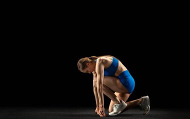 Genç kadın, atlet eğitimi siyah stüdyo geçmişinden izole edilmiş..