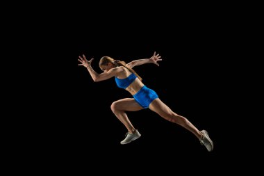 Aktif kadın, atlet eğitimi siyah stüdyo geçmişinden izole edilmiş..