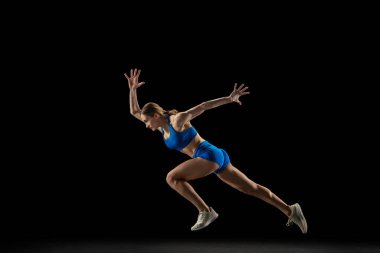 Sportif kadın, atlet eğitimi siyah stüdyo geçmişinden izole edilmiş..