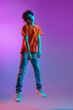 Gündelik giysiler içinde mutlu bir adam neon ışıklarıyla izole edilmiş.