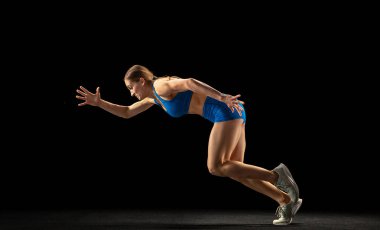 Aktif kadın, atlet eğitimi siyah stüdyo geçmişinden izole edilmiş..