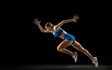 Aktif kadın, atlet eğitimi siyah stüdyo geçmişinden izole edilmiş..