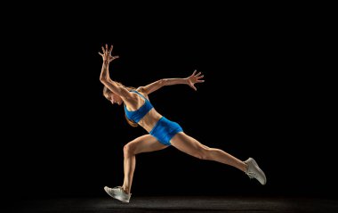 Aktif kadın, atlet eğitimi siyah stüdyo geçmişinden izole edilmiş..