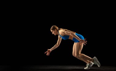 Aktif kadın, atlet eğitimi siyah stüdyo geçmişinden izole edilmiş..