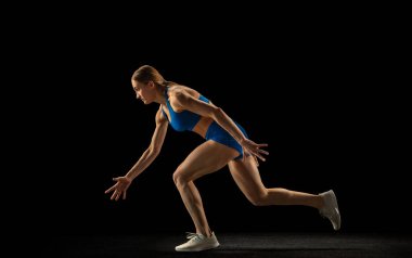 Aktif kadın, atlet eğitimi siyah stüdyo geçmişinden izole edilmiş..