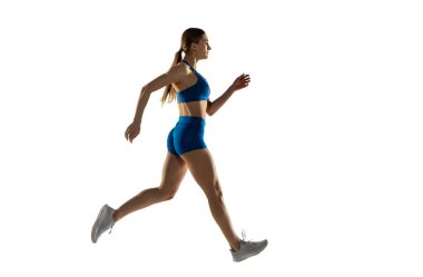 Genç bayan atlet eğitimi beyaz stüdyo geçmişinden izole edilmiş..