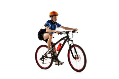 Beyaz arka planda izole edilmiş yol bisikleti olan beyaz bisikletli genç beyaz çocuk..