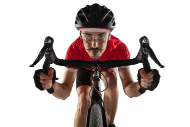 Yakın plan profesyonel erkek bisikletçi beyaz arka planda izole edilmiş..