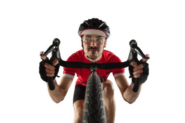 Yakın plan profesyonel erkek bisikletçi beyaz arka planda izole edilmiş..