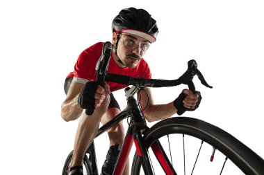 Yakın plan profesyonel erkek bisikletçi beyaz arka planda izole edilmiş..