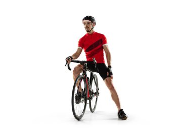 Motosikletli profesyonel erkek bisikletçi beyaz arka planda izole edilmiş..