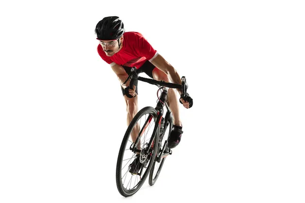 백지위에 외따로 떨어져 있는 도로 자전거를 탄 직업적 인 남자 자전거 선수. — 스톡 사진