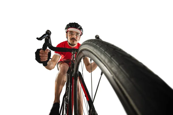 Gestreifte professionelle männliche Fahrradfahrer auf Rennrad isoliert auf weißem Hintergrund. — Stockfoto