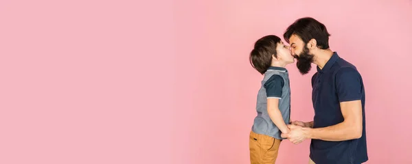Felice uomo e bambino, padre e figlio isolati su sfondo rosa. — Foto Stock