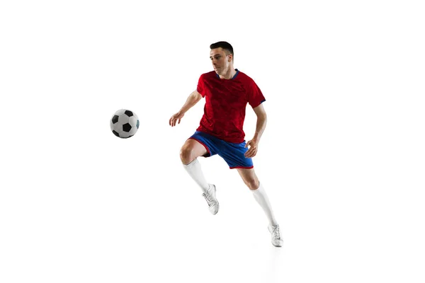Ung kaukasisk fotboll spelare träning isolerad på vit bakgrund. — Stockfoto
