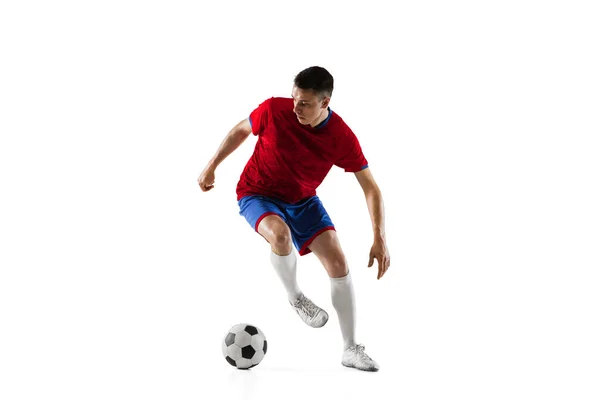 Jeune footballeur caucasien entraînement isolé sur fond blanc. — Photo