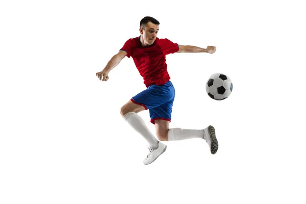 Junge kaukasische Fußballspieler trainieren isoliert auf weißem Hintergrund. — Stockfoto