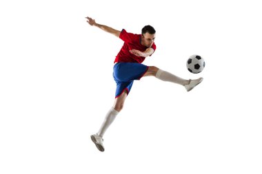 Beyaz arka planda genç beyaz futbolcu eğitimi.