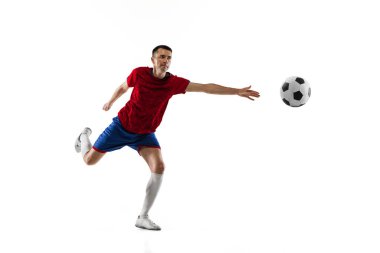 Beyaz arka planda genç beyaz futbolcu eğitimi.