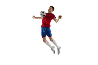Beyaz arka planda genç beyaz futbolcu eğitimi.