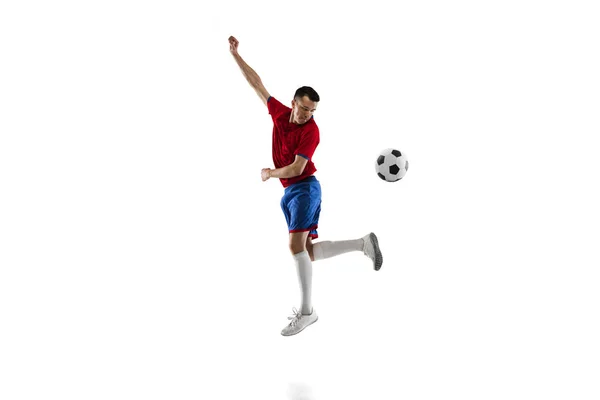 Joven futbolista caucásico entrenando aislado sobre fondo blanco. —  Fotos de Stock